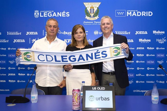 Jeff Luhnow, lider del grupo americano Blue Crow Sports Group, junto a Victoria Pavón y Felipe Moreno, hasta ahora responsables del CD Leganés.