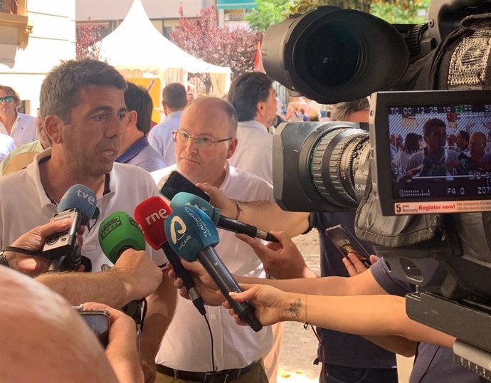 Carlos Mazón ofrece declaraciones en una visita a las Fogueres