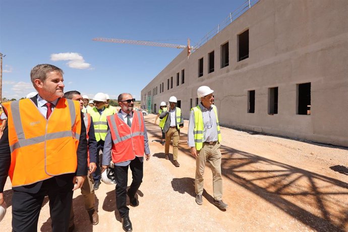 El presidente del Gobierno de Aragón, Javier Lambán, ha visitado las obras junto con el alcalde de Alcañiz, Ignacio Urquizu, y las consejeras de Presidencia, Mayte Pérez, y Sanidad, Sira Repollés.