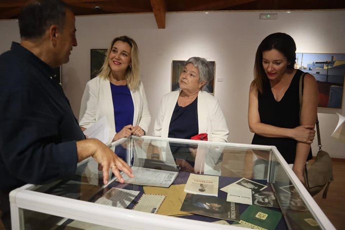 La alcaldesa de Alcalá de Gudaíra, Ana Isabel Jiménez, junto a la hija del autor, Paloma Vosselle, han visitado algunas de las obras donadas por la familia a la colección municipal.