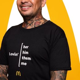 Camiseta de la campaña de empleo 'Seas como seas, McDonald's va contigo'