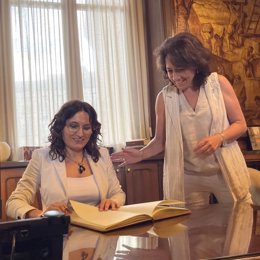 La consellera de Presidncia, Laura Vilagr, i l'alcaldessa de Vic, Anna Erra