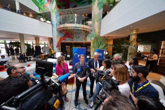 El líder del PP, Alberto Núñez Feijóo, atiende a los medios en Bruselas, durante de la reunión del PPE.