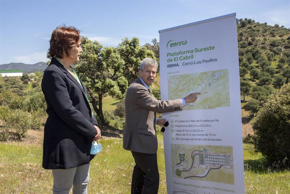 Archivo - José Luis Navarro señala, ante la directora de El Cabril, Eva Noguero, la ubicación de la nuevas celdas de almacenamiento que se construirán.
