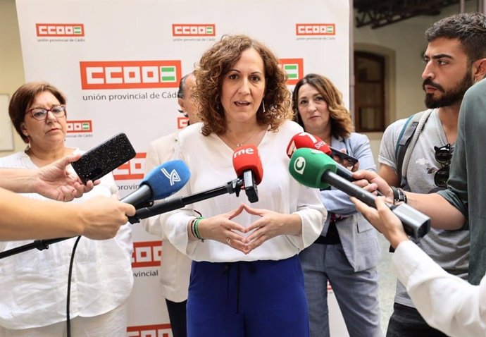 Nuria López atiende a la prensa en Cádiz.