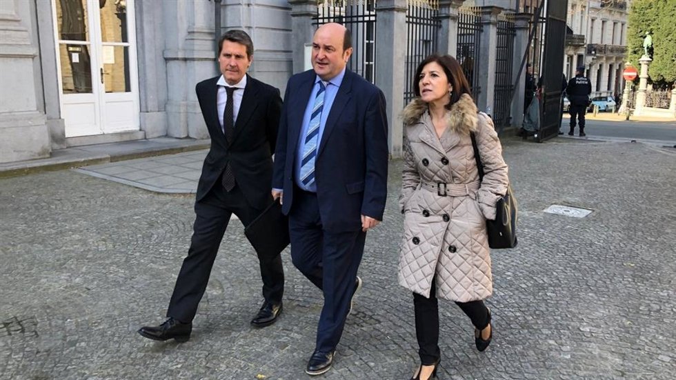El presidente del PNV y vicepresidente del Partido Demócrata Europeo, Andoni Ortuzar (ern el centro), el burukide Mikel Burzako y la eurodiputada Izaskun Bilbao