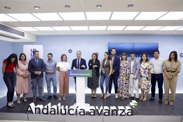 El coordinador general del PP y presidente del PP de Málaga, Elías Bendodo, atiende a los medios de comunicación tras presidir el Comité de Dirección del PP a 23 de julio del 2022 en Málaga (Andalucía, España)