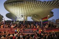 El pleno ratifica el compromiso de Sevilla con la comunidad LGTBI+ y apuesta por un nuevo plan municipal