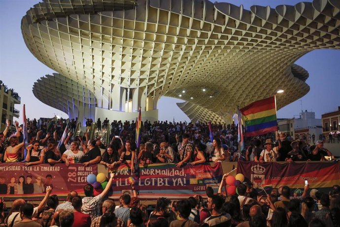 Archivo - Cabalgata desfile del Orgullo LGTBI en Sevilla.