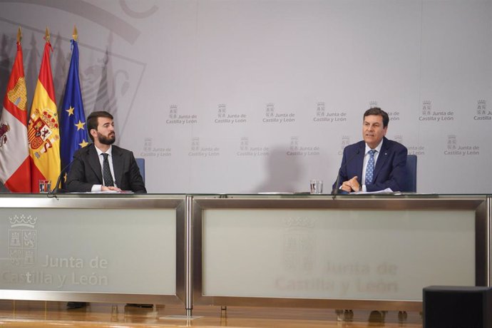 Juan García-Gallardo (izquierda) y Carlos Fernández Carriedo (derecha) comparecen en rueda de prensa tras la reunión del Consejo de Gobierno.