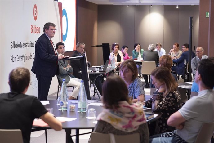 El alcalde de Bilbao, Juan Mari Aburto, preside el primer Foro de Comercio de la Villa.