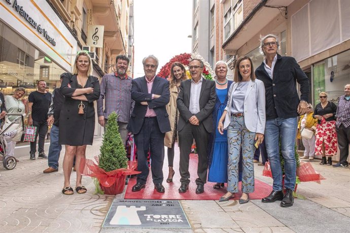 El director Manuel Gutiérrez Aragón ya tiene su placa en 'El camino a la Torre de la Vega'