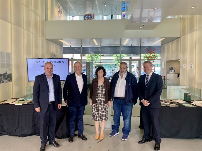 La secretaria general de Acción Exterior del Gobierno Vasco, Marian Elorza, recibe las donaciones de Iñaki Anasagasti y Koldo San Sebastián en el Archivo Histórico de Euskadi.