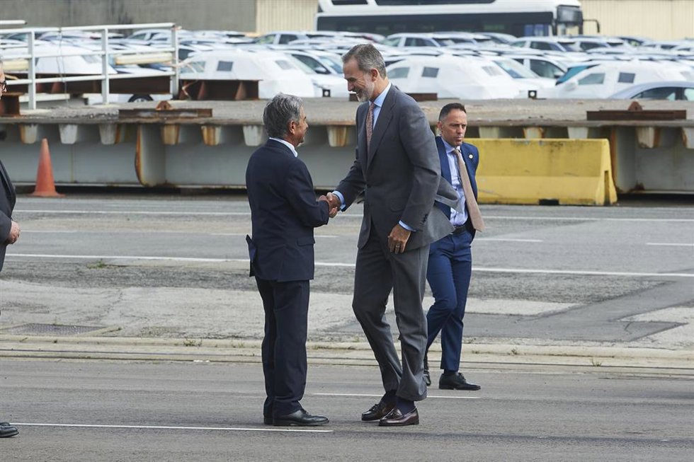 El presidente de Cantabria, Miguel Ángel Revilla (i) y el Rey Felipe VI (d), se saludan a su llegada al Puerto de Santander