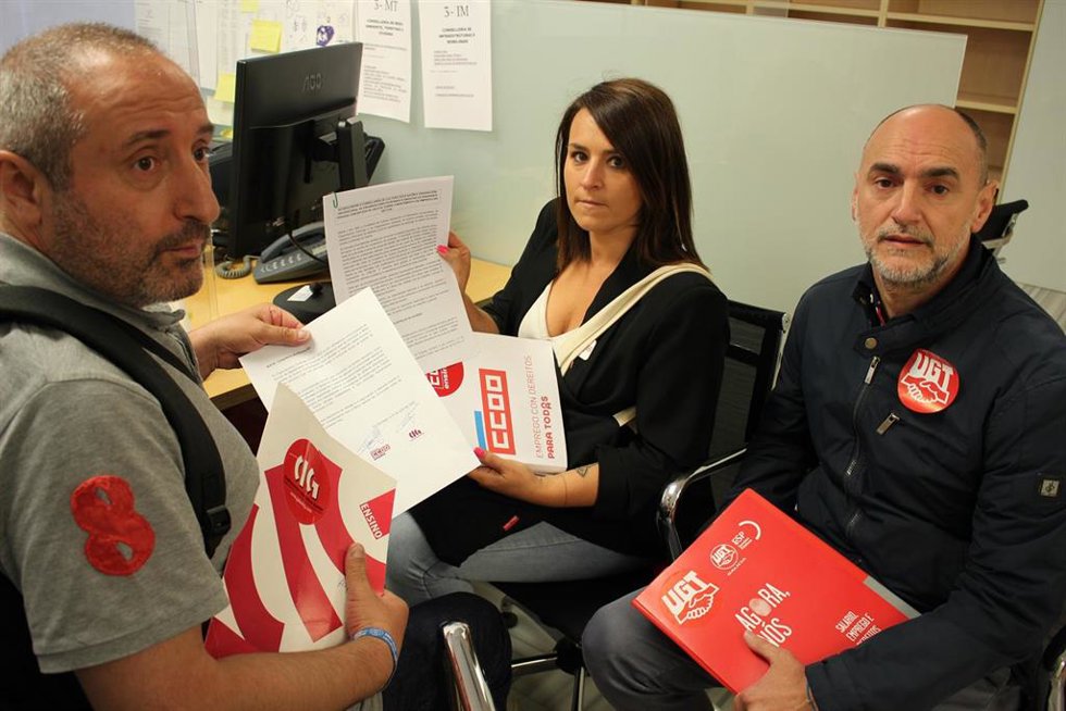 Representantes de CIG, CCOO y UGT durante un encierro en la Consellería de Educación para demandar un marco de estabilidad de empleo en la educación concertada