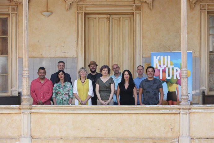 La consejera Esnaola con responsables de la Dirección General de Cultura, de la Dirección General de Turismo, entidades locales y artistas en la presentación del programa Kultur 2022.