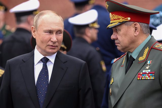 El presidente de Rusia, Vladimir Putin, junto a su ministro de Defensa, Sergei Shoigu