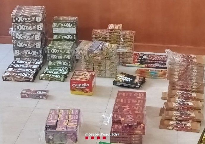Material intervenido en una tienda de Gandesa (Tarragona) que vendía petardos sin autorización