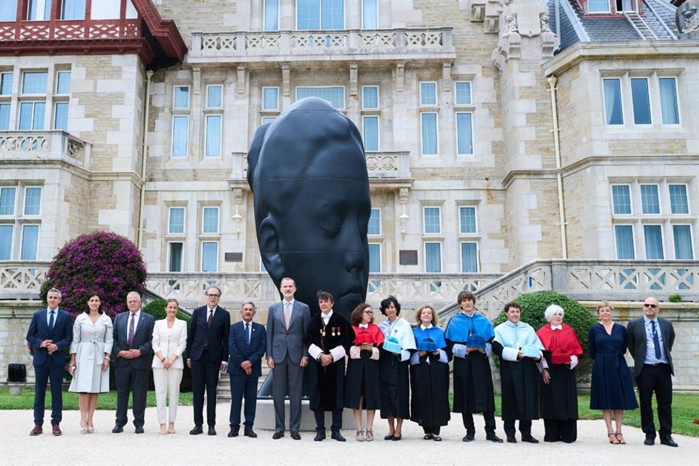 El Rey Felipe VI y las autoridades posan junto a la estatua Carlota de Jaume Plensa en el Palacio de La Magdalena, tras inaugurar la 90 edición de los Cursos de la UIMP