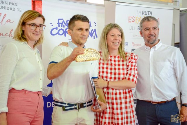 La alcaldesa de Tomelloso, Inmaculada Jiménez, entrega 'La Miga de Oro' a José Ruiz, mejor obrador de este año en Castilla-La Mancha