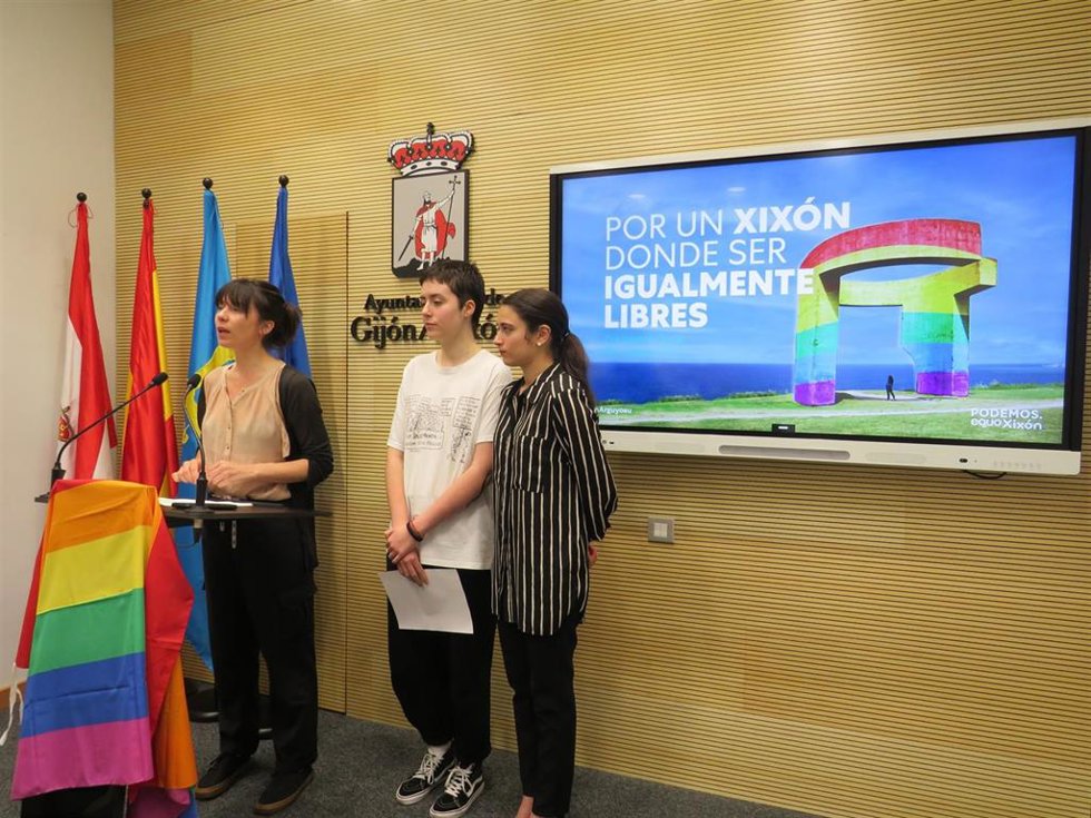 Laura Tuero, portavoz de Podemos-Equo Xixón, en rueda de prensa en el Ayuntamiento de Gijón, junto a Carjul García-Bernardo, presidenta de Disex, y la integrante de la asociación Deva Álvarez