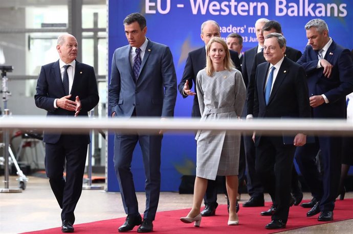 El presidente del Gobierno, Pedro Sánchez, conversa con el canciller alemán, Olaf Scholz, durante la reunión de líderes de la UE con los Balcanes Occidentales