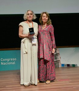 La coordinadora de la Unidad de Radiología Vascular Intervencionista del Hospital Universitario Juan Ramón Jiménez de Huelva, Teresa Moreno, recibe la Medalla de Oro del SERAM.
