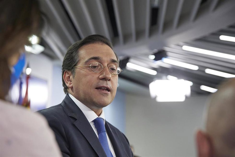 El ministro de Asuntos Exteriores, Unión Europea y Cooperación, José Manuel Albares, ofrece declaraciones tras una rueda de prensa conjunta sobre la próxima cumbre de la OTAN, en el Palacio de La Moncloa, a 22 de junio de 2022, en Madrid (España).