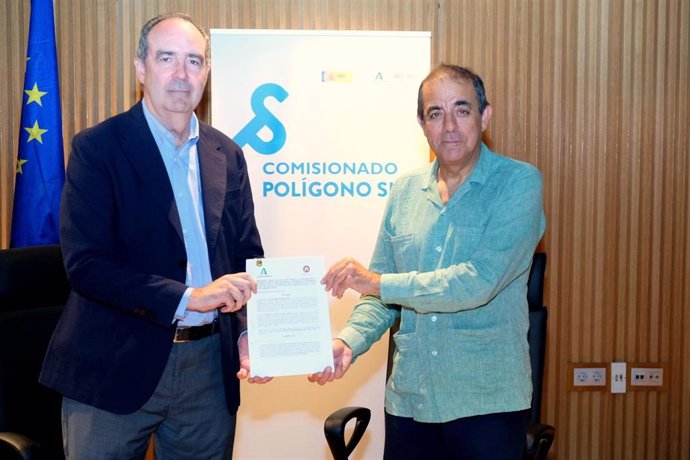 El comisionado del Polígono Sur, Jaime Bretón, y el rector de la US, Miguel Ángel Castro, firman un convenio de colaboración.