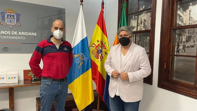 La alcaldesa de Los Llanos de Aridane, Noelia García Leal, y el Comisionado para la Reconstrucción de la isla de La Palma, Héctor Izquierdo