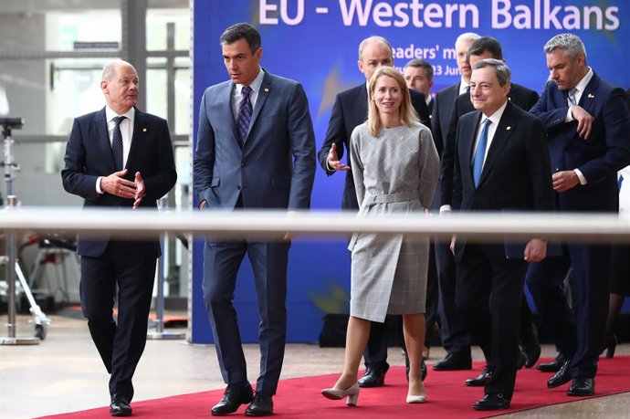 El president del Govern central, Pedro Sánchez, amb el canceller alemany, Olaf Scholz, durant la reunió de líders de la UE 