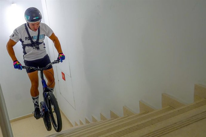 El ciclista andaluz de Bike Trial Pablo Adame, durante la ascensión de 160 metros y 3.750 escalones en Torre Sevilla con el objetivo solidario de batir el récord mundial de subir escalones en bicicleta de trial sin poner los pies en el suelo a 23 de jun