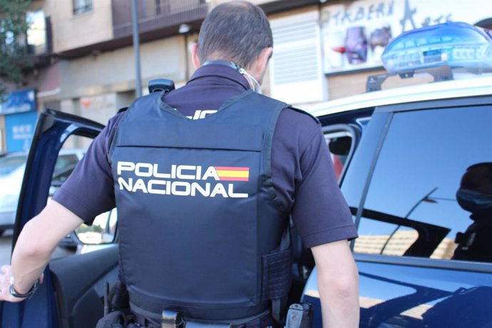 Archivo - Imagen de recurso de un agente de la Policía Nacional