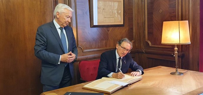 El conseller d'Economia i Hisenda, Jaume Giró, i el president de Cecot, Antoni Abad
