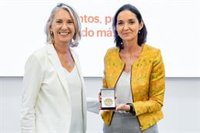 Stanpa entrega su medalla de oro a la ministra de Industria, Reyes Maroto, en el marco de su 70 aniversario
