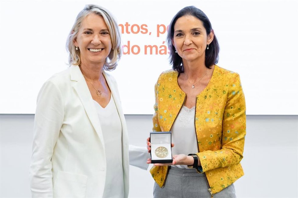 La presidenta de Stanpa, Verónica Fisas, entrega la medalla de oro a la ministra de Industria, Comercio y Turismo, Reyes Maroto