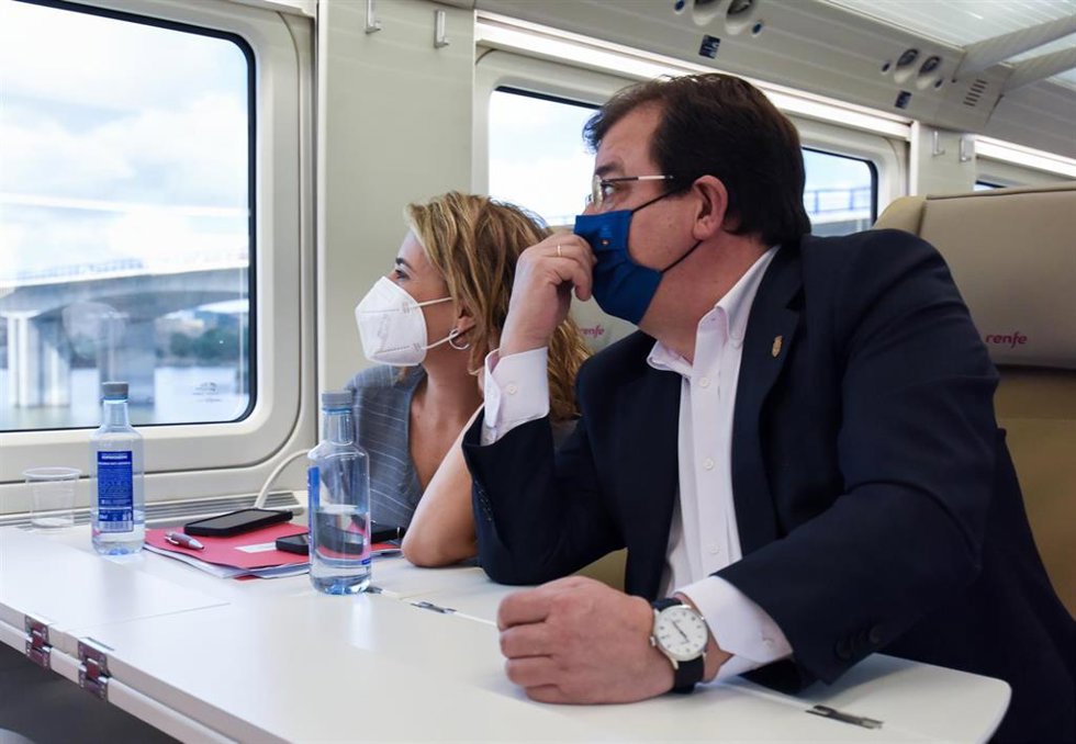 La ministra de Transportes, Movilidad y Agenda Urbana, Raquel Sánchez, y el presidente de la Junta de Extremadura, Guillermo Fernández Vara, realizan un viaje de pruebas en el tren comercial en la Línea de Alta Velocidad de Extremadura