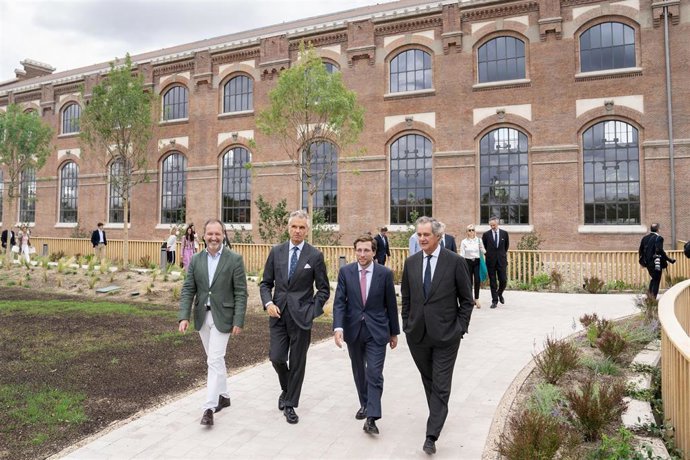 El alcalde de Madrid, José Luis Martínez-Almeida (i3), y el presidente de Acciona, José Manuel Entrecanales (i4), durante la inauguración del edificio Ombú