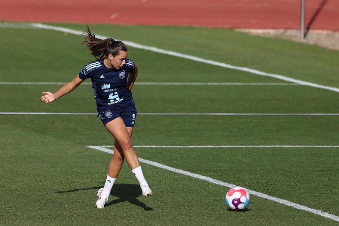 Amaiur Sarriegi remata a puerta durante un entrenamiento de la selección española en la Ciudad del Fútbol de Las Rozas