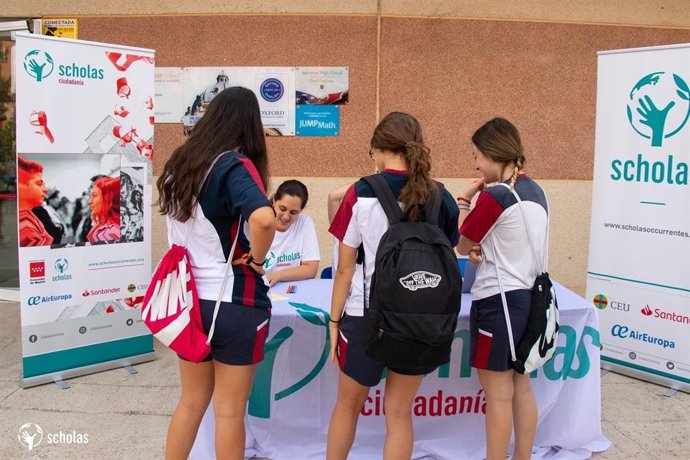 Tres alumnas participan en el programa Scholas Ciudadanía de Madrid.