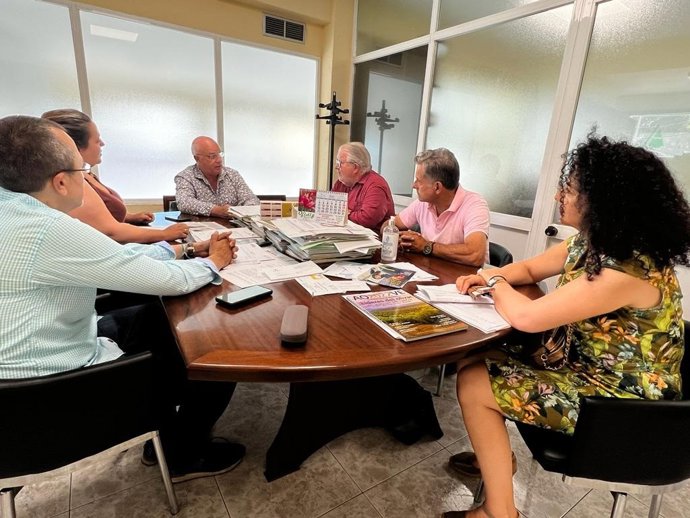 Imagen de la reunión con Asaja y propietarios de la Hacienda Santa Cristina