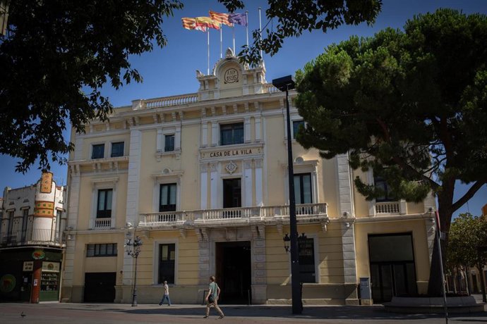 Archivo - Fotografía de la fachada del Ayuntamiento de L'Hospitalet de Llobregat , a 19 de julio de 2021, en L'Hospitalet de Llobregat, Barcelona, Catalunya (España). 