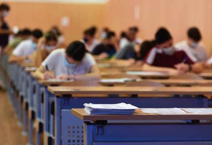 Archivo - Estudiantes haciendo un examen de la PEvAU en la UCO.