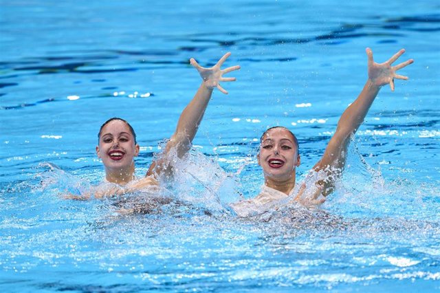 Archivo - Las nadadoras españolas Iris Tió y Alisa Ozhogina en Tokio