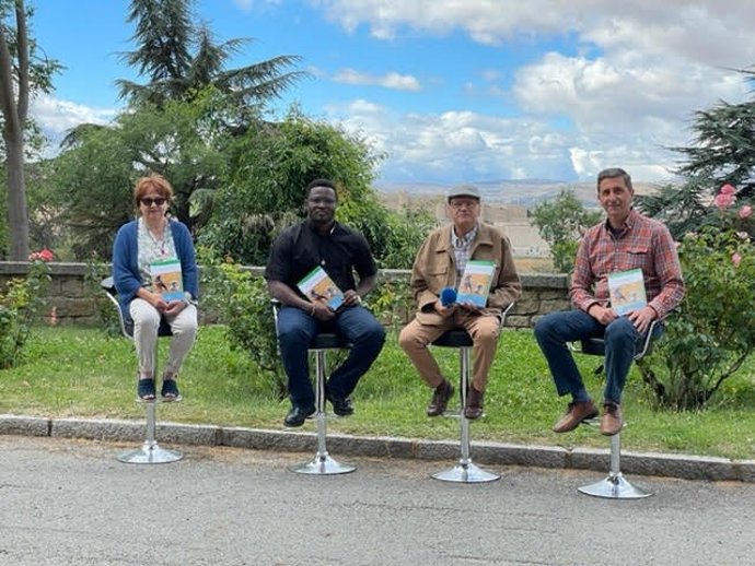 Presentación del libro de aves de Etiopía por parte de Begoña Tens, coautora del libro; Louis Diatta, padre Espiritano; Tomás Santamaría, profesor de la UCAV y coautor del libro; y Javier González, SEO birdlife y coautor del libro.