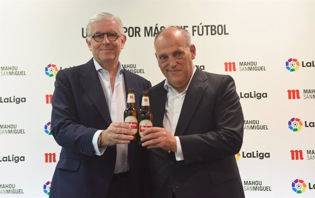 El director general de Mahou San Miguel, Alberto Rodríguez-Toquero, y el presidente de LaLiga, Javier Tebas, celebran la renovación de Mahou como patrocinador global de LaLiga.