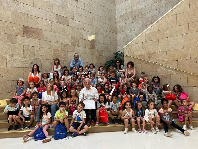Un grupo de niños y niñas de cinco años de Educación Infantil del CEIP Las Gaunas han presentado al alcalde de Logroño, Pablo Hermoso de Mendoza, recibe un proyecto sobre turismo de ciudad realizado por escolares de cinco años del CEIP Las Gaunas