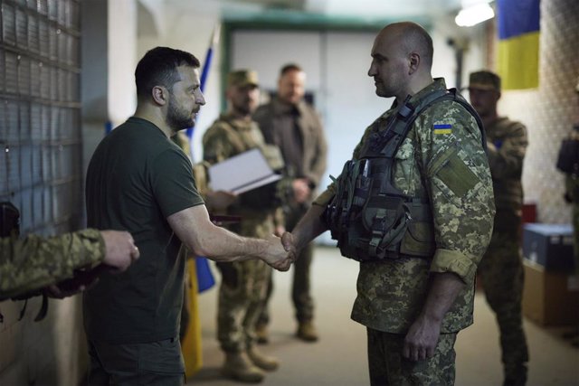 El presidente ucraniano, Volodimir Zelenski, saluda a un soldado en el frente de Donetsk.