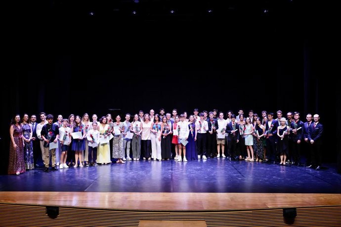 Armengol entrega los premios extraordinarios de las enseñanzas artísticas profesionales de música y danza.