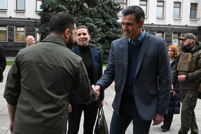 Archivo - El presidente del Gobierno, Pedro Sánchez (d), saluda al presidente de Ucrania, Volodimir Zelenski (i), a 21 de abril de 2022, en Kiev (Ucrania). Sánchez despegó ayer miércoles 20 de abril hacia una localidad de Polonia, cerca de la frontera c